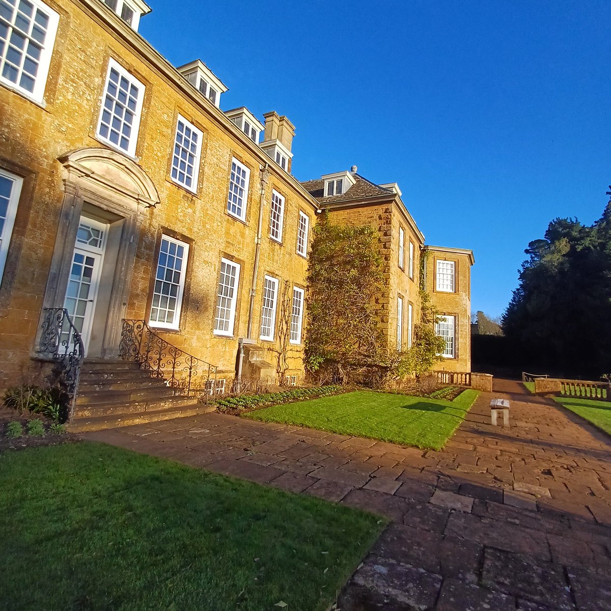KarlQuinney's tweet photo. From Friday.
Exploring the outside.
A few angles of the gardens and Mirror Pool at @UptonHouseNT @NTmidlands @nationaltrust
Simply stunning
#gardens #gardensofinstagram #terracedgarden #mirrorpool #uptonhouseandgardens #nationaltrust #nationaltrustmidands #warwickshire https://t.co/vDmXqWnjYe