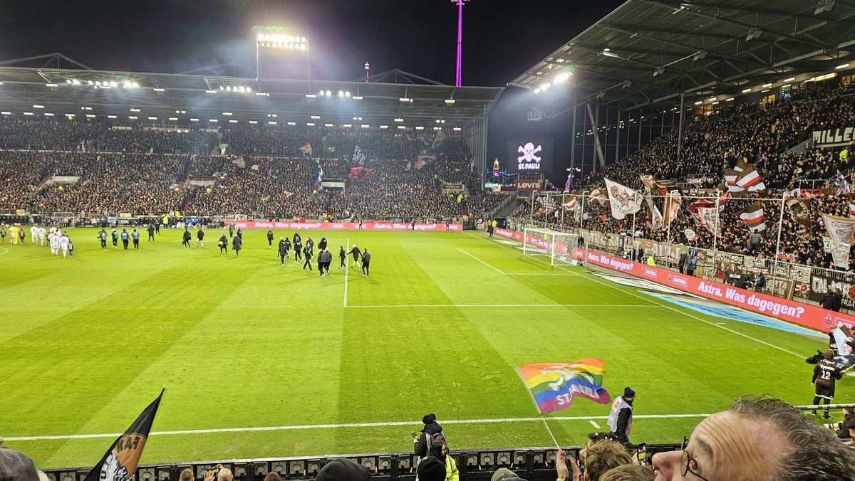 sua62's tweet photo. #fcsp #stpauli Erster Heimsieg !!! :-) https://t.co/ZdA8QhtZu8