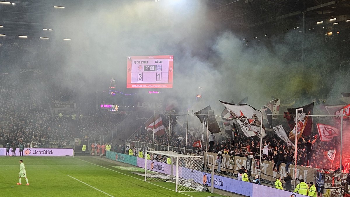 sua62's tweet photo. #fcsp #stpauli Erster Heimsieg !!! :-) https://t.co/ZdA8QhtZu8