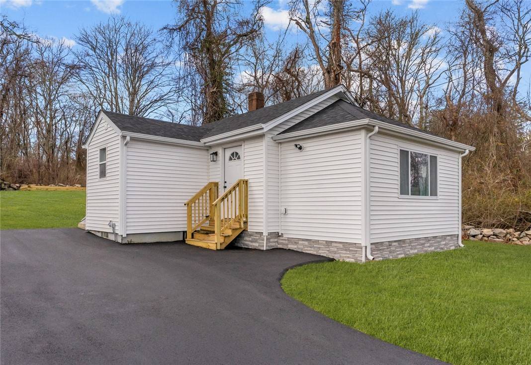 RyguyRealtor's tweet photo. 1703 Crandall RD, Tiverton, RI 02878 just hit the market!
Take a look at this awesome space: https://t.co/jTw5jWdWXy https://t.co/3hpx5N26Rk