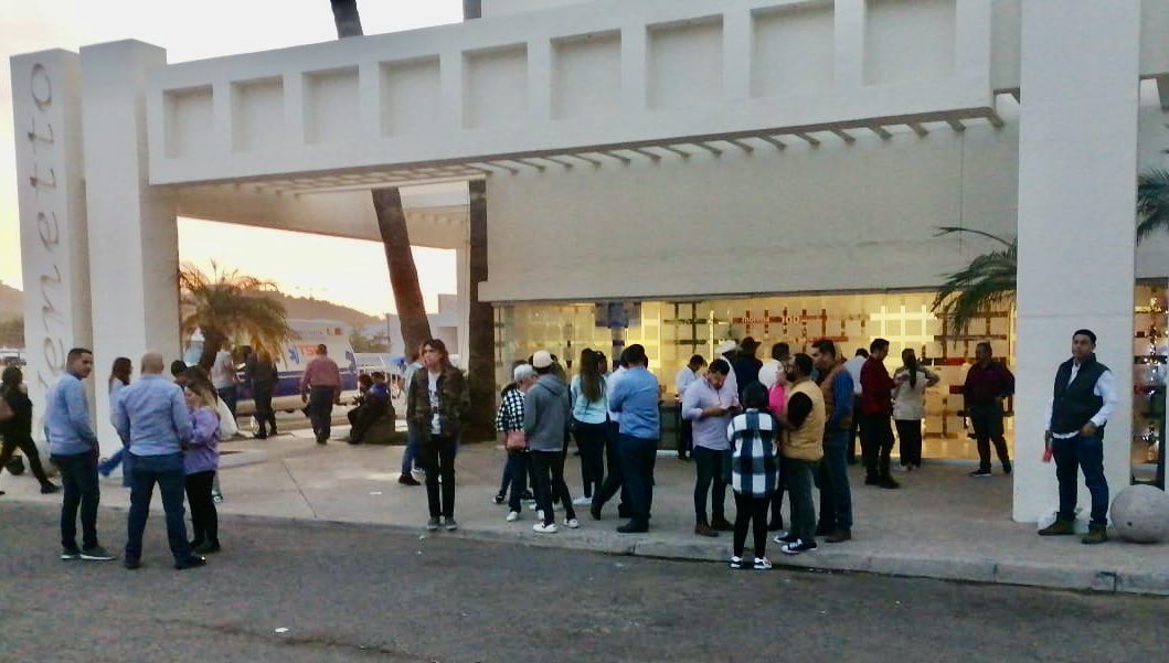elchiltepin's tweet photo. #Hermosillo Aquí afuera del salón del #ExpoForum muchos morenistas no pudieron entrar ( les pusieron una pantalla en el estacionamiento). @MorenaenSonora Judith Armenta, https://t.co/K6824K15F9