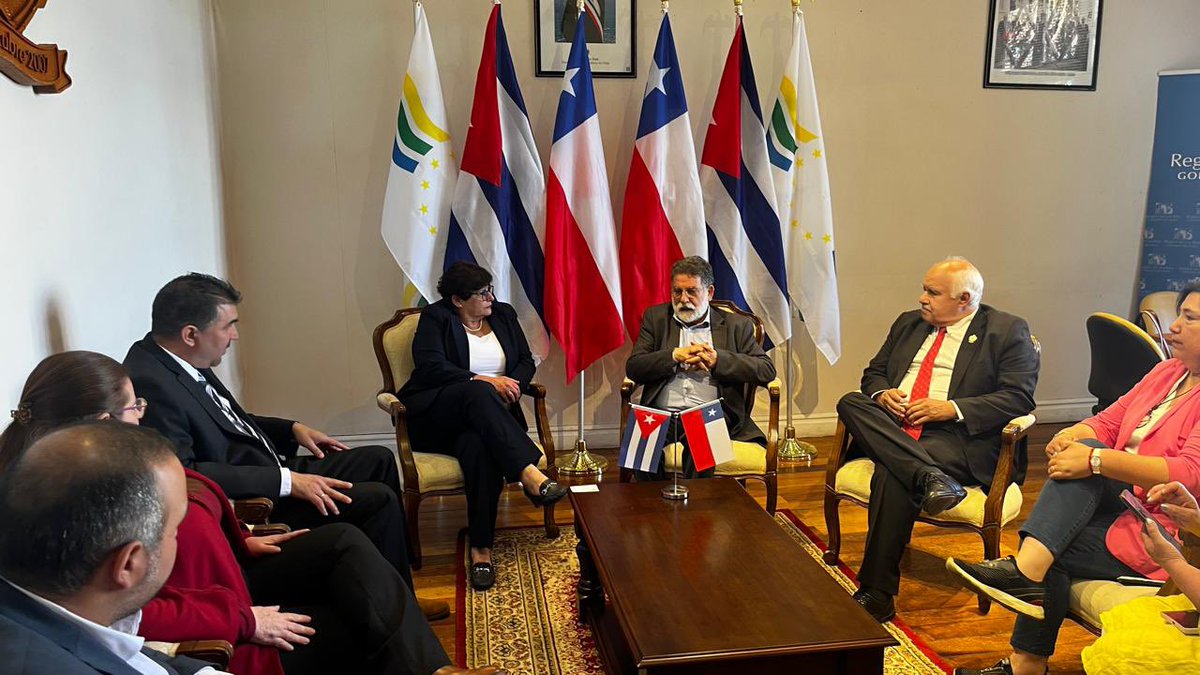 Recibe el Gobernador General de la Región de Los Rios, Luis Cuvertino, a la Embajadora de #Cuba Mercedes Vicente. En ambiente de cordialidad intercambiaron sobre los lazos de hermandad entre 🇨🇱y🇨🇺 <a href="/CubaMINREX/">Cancillería de Cuba</a>