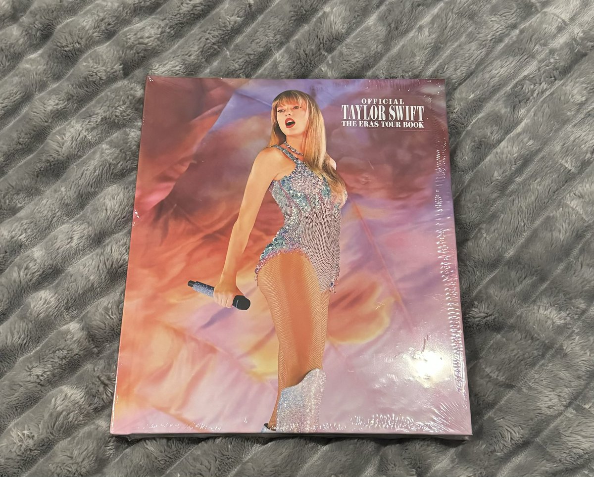 🩷GIVEAWAY🩷

Surprise! Me and <a href="/maanyabedumb/">Maanya</a> have been feeling super generous this holiday season and have decided to do another giveaway! We just stopped by target to pick up our eras books and decided to grab an extra! We will also be adding in some surprise extras! 🪩

How to