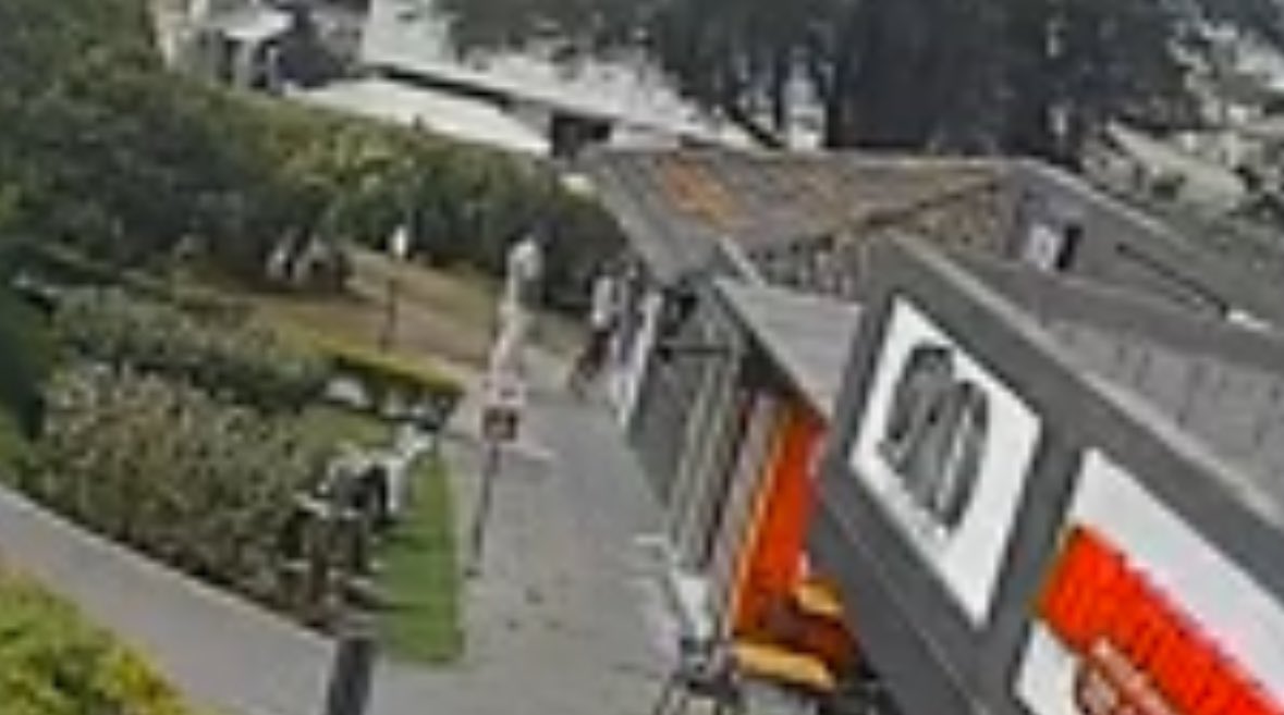 luisevivanco's tweet photo. ALERTA!!! Este hdp ronda los cajeros de Tumbaco y Puembo “ayudando” a gente mayor a usar el cajero. Les cambia la tarjeta y luego vacía el cupo. Hoy le tocó a una persona cercana en Puembo. Si lo ven, rómpanle la trompa y/o llamen a la Policía. https://t.co/qpc7CDZB24