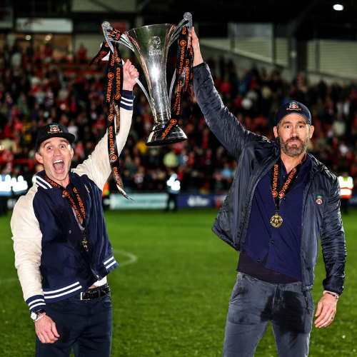🟥 A história do Wrexham AFC não é só sobre futebol.

Em 2020, Ryan Reynolds e Rob McElhenney fizeram uma aposta maluca:

Eles compraram o 3º clube de futebol mais antigo do mundo por 15 milhões de reais mesmo sem saber nada sobre futebol.

O que aconteceu depois mudou a história