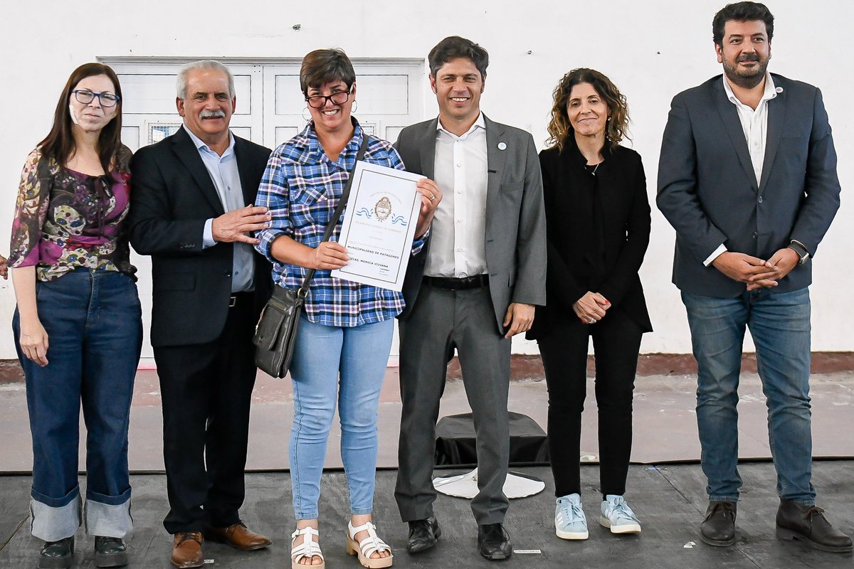 Kicillofok's tweet photo. No vinimos a Patagones a decirle a los vecinos que se arreglen como puedan porque no hay plata, vinimos a compartir la felicidad de 227 familias que accedieron a la escritura de su casa a través de un Estado que les tiende la mano. 

¡A festejar que ya son oficialmente dueños de su hogar!