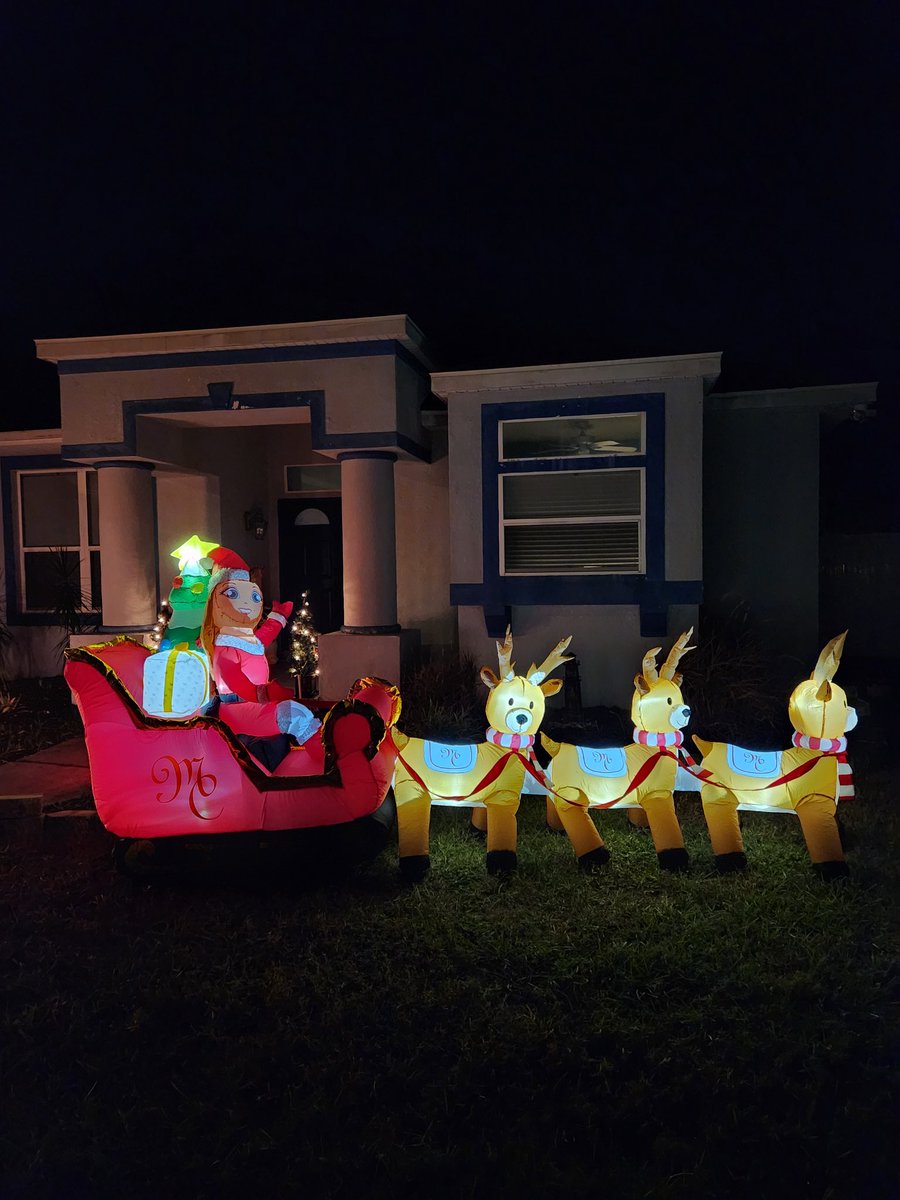 ElusiveAries's tweet photo. I put up my @MariahCarey lawn inflatable a few days ago, and I love it!!! It's so cute and festive!!! #MariahCarey #MariahSZN #MERRYCHRISTMAS30 #MariahCollection30 😊💖🎅🎄☃️🎁 https://t.co/6V0xPI0kOH