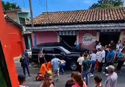 Eddy Xp - Maddog (@eddyxp) on Twitter photo Imagínense ir caminando y que el diputado del PCN Reinaldo Cardoza te pase encima con ese camionero… <a href="/nayibbukele/">Nayib Bukele</a> puede ponerlo quieto porfa! Imagínense ir caminando y que el diputado del PCN Reinaldo Cardoza te pase encima con ese camionero… <a href="/nayibbukele/">Nayib Bukele</a> puede ponerlo quieto porfa!