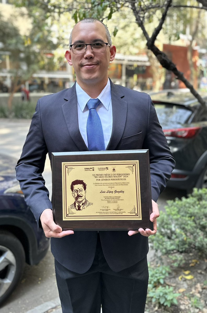 llopezglez's tweet photo. Ha sido un enorme reconocimiento y orgullo recibir de manos de prestigiosos periodistas el XX Premio México 🇲🇽 de Periodismo ”Ricardo Flores Magón” 2024, en la categoría de artículo de fondo, por “Vidas bloqueadas. El costo de ser cubano”, publicado en @lajornadaonline. https://t.co/XnXN5TxfaC