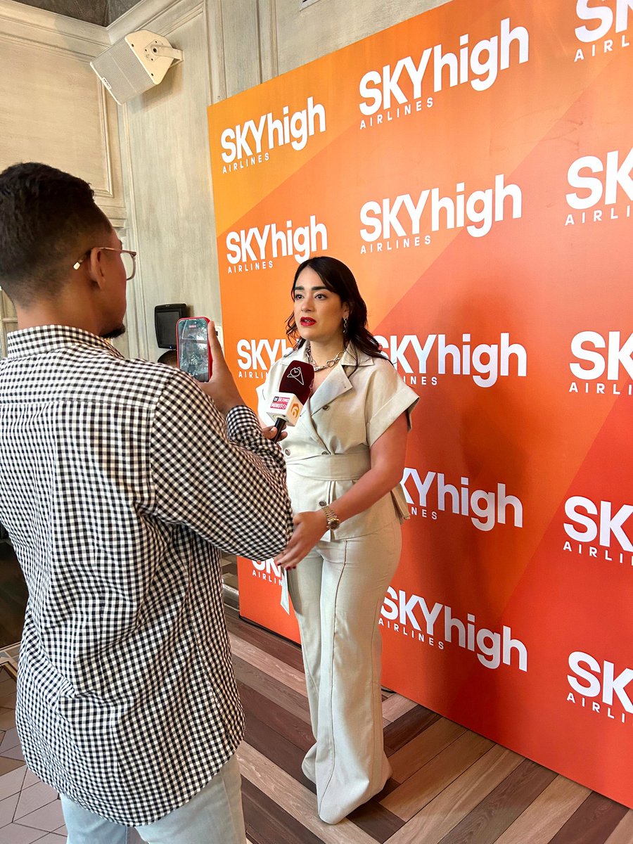 Hoy compartimos un grato encuentro con la prensa, quienes llevan las historias de #SkyHighAirlines aún más lejos. Celebramos los logros alcanzados en 2024, como la apertura de nuevas rutas, alianzas estratégicas y el lanzamiento de nuestros servicios de courier y carga aérea.