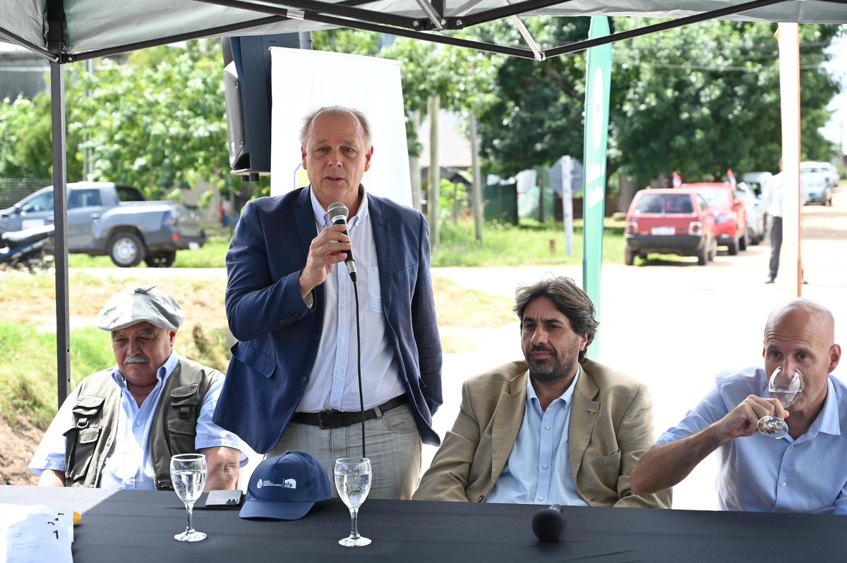 Mvot_Uruguay's tweet photo. Hoy se realizó la entrega de 7 viviendas del Plan Avanzar en Pando Norte.
Estas obras se realizaron en conjunto por el MVOT y @IdCanelones para el realojo de familias de los asentamientos Nuevo Pantanal y Paso al Parque.
#planavanzar #asentamientos https://t.co/w8pNaowY4b