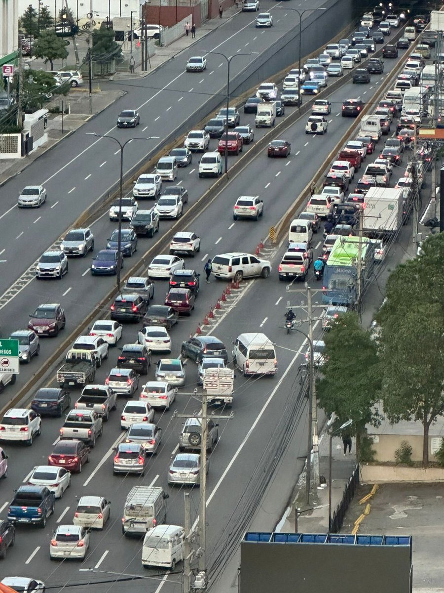 Hoy son carros y jeepetas privadas los causantes del problema, ayer eran autobuses. Todos contribuimos al caos cuando violamos las leyes de tránsito. Seamos parte de la solución, no del problema.

Ya <a href="/digesettrd_/">DIGESETTRD</a> va a tomar carta en el asunto en ese lugar. ¡Ayúdanos a poner el