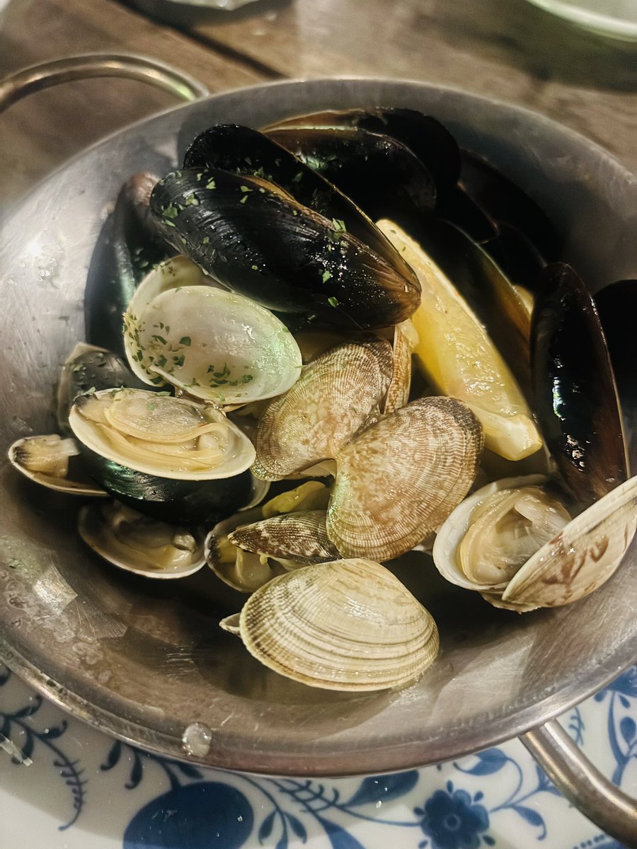 Carolina_3254's tweet image. Mussels and clams steamed with white wine!!!
Meshiagare!!!
#clamshell #winelover #foodielife