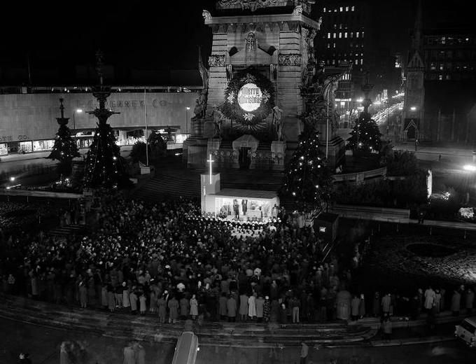 LiterateIndy's tweet photo. Before the lights, 1956.

#CircleofLights
(Larry Foster, Indiana Historical Society) https://t.co/dGRb2LQNW5