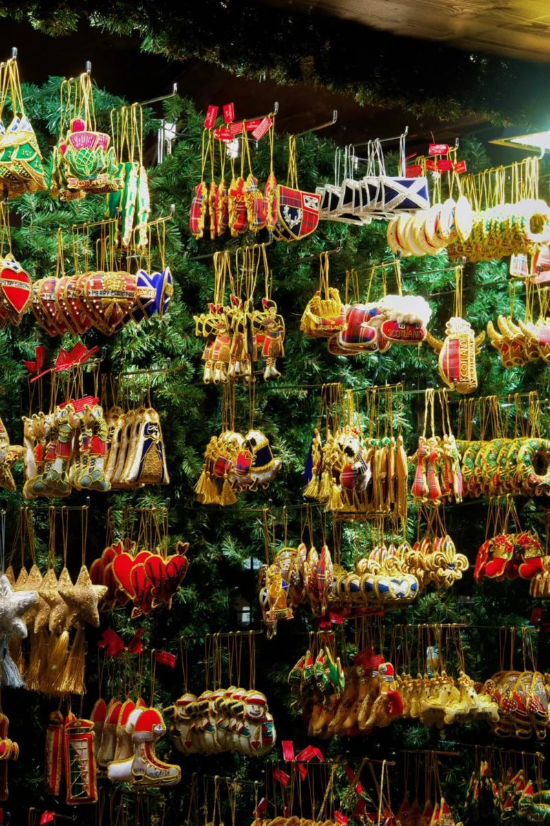 komplex06's tweet image. Twinkling lights and festive sights—this is what Christmas dreams are made of! 🌟❤️