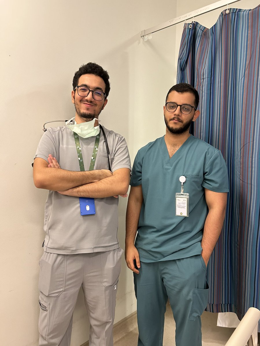 تعرضت لوعكه أدخلتني طوارئ مستشفى الحرس الوطني بجدة، منذ دخولي وحتى خروجي بالساعات لم يفارقاني ويحرصان على راحتي مع اداء واجبهما باحترافية ومهنية مع الحالات الأخرى وضغط المرضى والعودة لي للاطمئنان والمتابعة، طلابي الأمس أطبائي اليوم العظماء د/جميل بلجون د/مصطفى الزهراني قالا نريد