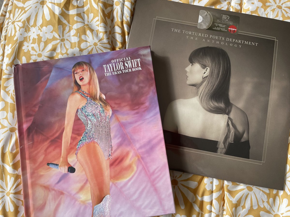 simonemartin's tweet photo. Out at 5a with a couple of my favorite Swifties and got the goods! 🫶🏼✨💖@taylornation13 @taylorswift13  #TTPDTheAnthology #TheOfficialTSTheErasTourBook https://t.co/XgbeajgeQ5