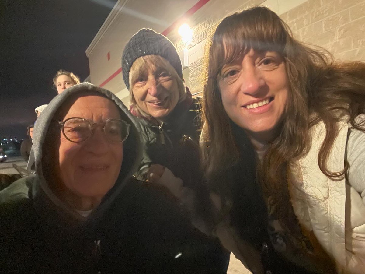 simonemartin's tweet photo. Out at 5a with a couple of my favorite Swifties and got the goods! 🫶🏼✨💖@taylornation13 @taylorswift13  #TTPDTheAnthology #TheOfficialTSTheErasTourBook https://t.co/XgbeajgeQ5