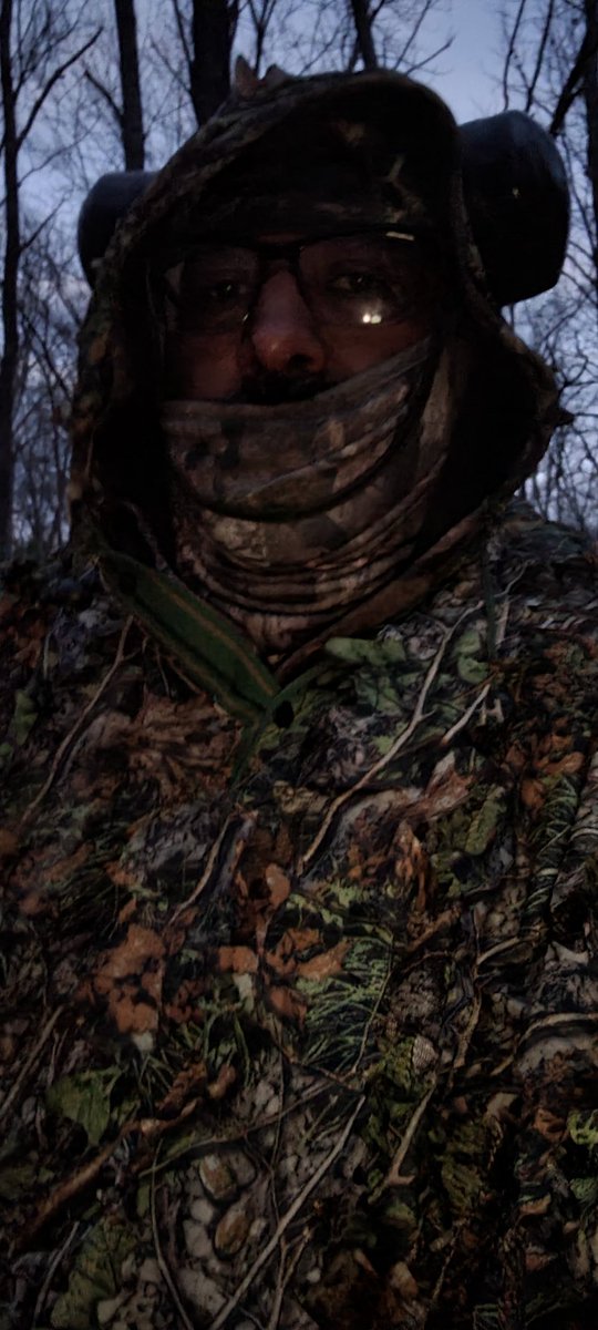 edc76239's tweet image. Set up low and slow this morning in my ghillie poncho between downed trees and shrubs. Perfect blend, perfect spot. Seen 3 doe hit the trail about 50 yards from my location around 9:15am , but no shot. They were MOVIN’. The grind never stops. #GroundGame  #thatdeerhuntinglife 🦌