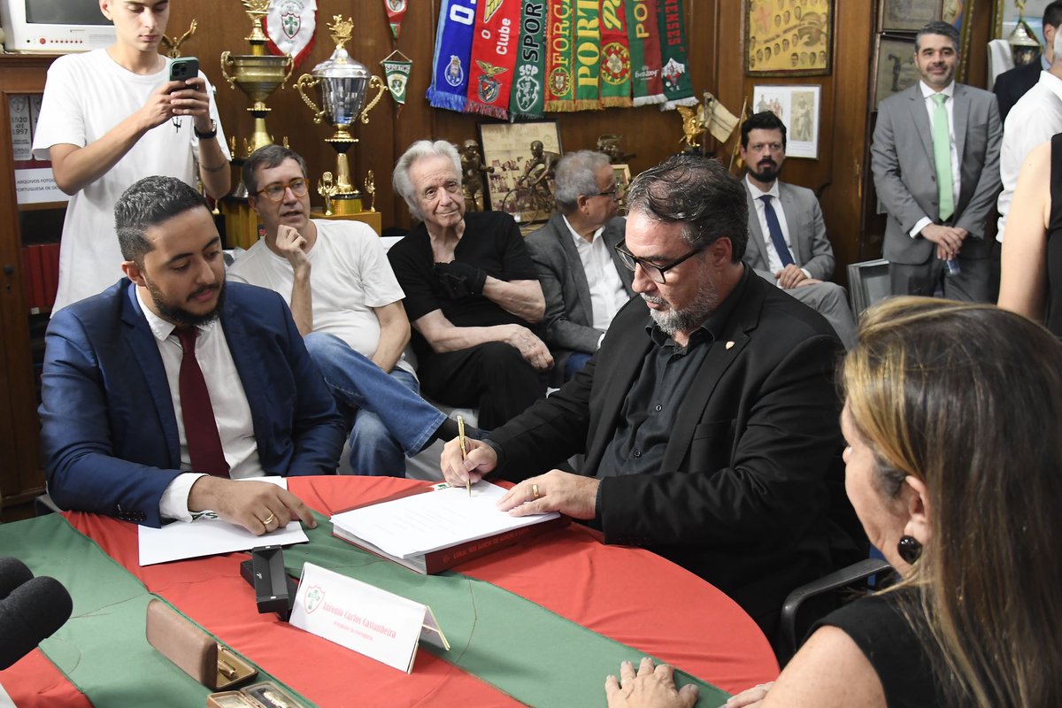 Lusa_Oficial's tweet photo. CONTRATO ASSINADO! ✍️❤️💚

Na tarde desta sexta-feira (29) no Museu Histórico da Lusa, foi oficializada a assinatura da SAF da Portuguesa.

Juntos, seguimos rumo aos novos 100 anos da nossa história!

#MakeLusaGreatAgain #SempreLusa https://t.co/2Pvqjjc4te