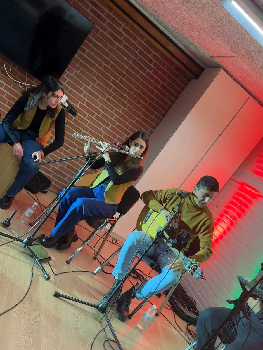 Arhus Erenler Kültür Derneğinin düzenlediği dayanışma etkinliğinde şarkılarımızla yer aldık… 

Erenler Kulturforening derneğine davetleri için teşekkür ediyoruz… #TürkülerSusmazHalaylarSürer