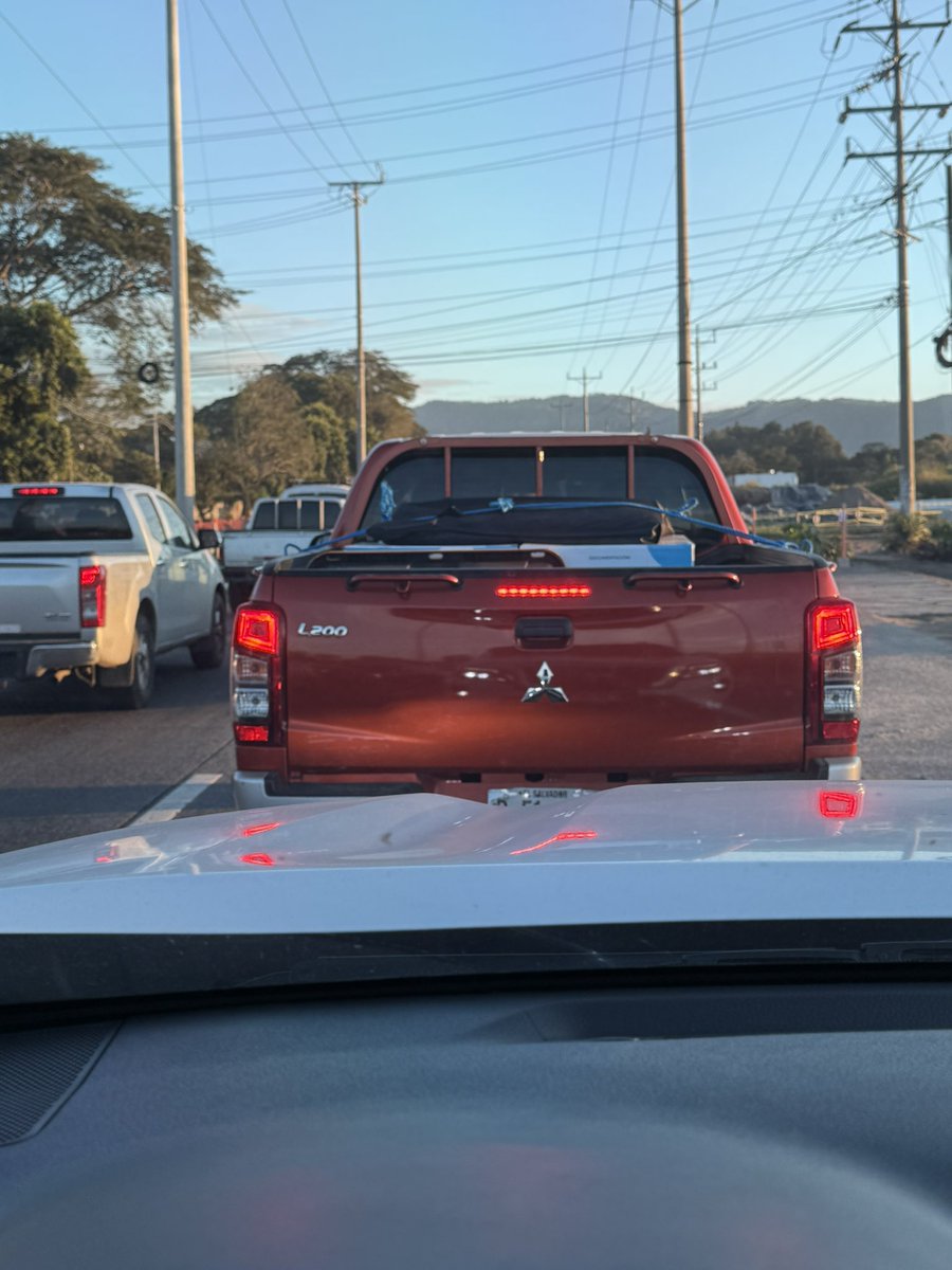 Mariotop777's tweet photo. @alertux 

Busquen rutas alternas del Redondel Claudia Lars hacia Santa Tecla. Calle cerrada 2:30 de tráfico en espera según Waze https://t.co/hTc2EcczEw