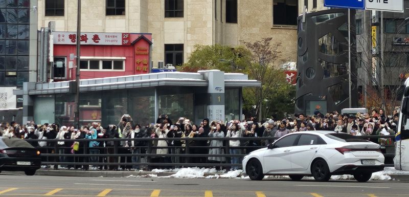 "이건 직관해야 해" 금요일 오후 신세계스퀘어 '구름 인파' 왜?
29일 오후 서울 중구 명동 신세계스퀘어 앞에 사람들이 멈춰 섰다. 곧이어 음악이 흘러나오고 길 건너편의 신세계백화점 본점 외벽에 아이돌 그룹 방탄소년단 소속 '뷔'의 얼굴이 커다랗게 보였다. 사람들은 일제히 휴대폰을 치켜들고+