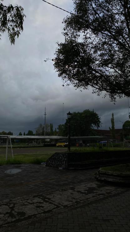 merapi_uncover's tweet photo. 06:03 Fenomena awan Cumulonimbus Min, untuk diinfo ke warga Jogja, kemungkinan hujan badai

Lokasi: Lapangan Minggiran https://t.co/5ZBfkX27lh