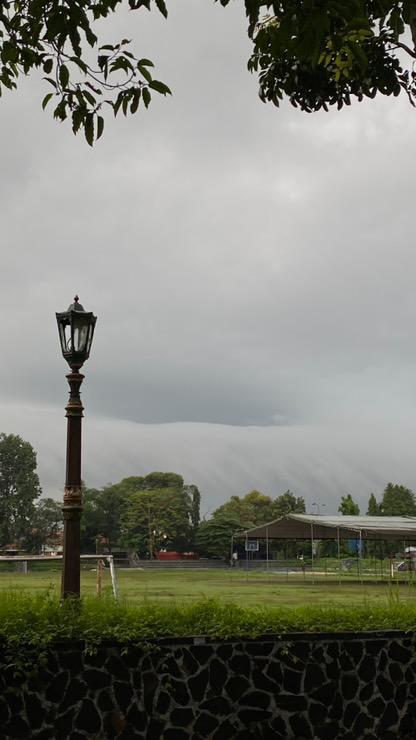 merapi_uncover's tweet photo. 06:03 Fenomena awan Cumulonimbus Min, untuk diinfo ke warga Jogja, kemungkinan hujan badai

Lokasi: Lapangan Minggiran https://t.co/5ZBfkX27lh