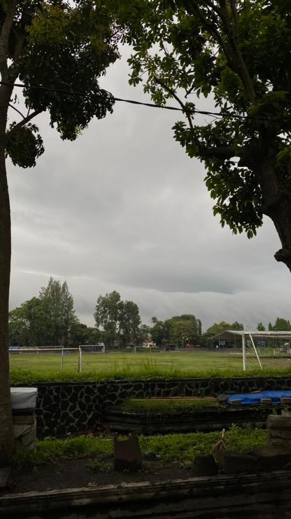 merapi_uncover's tweet photo. 06:03 Fenomena awan Cumulonimbus Min, untuk diinfo ke warga Jogja, kemungkinan hujan badai

Lokasi: Lapangan Minggiran https://t.co/5ZBfkX27lh
