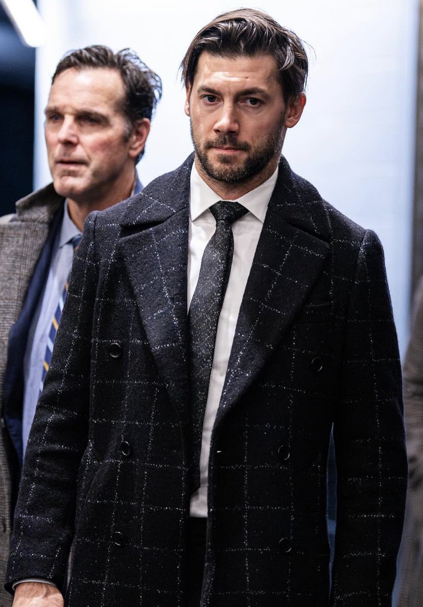 DailyLetang's tweet photo. Thinking of making a 🔵sky account... (Me thinking. That's not what Kris is thinking. I don't know what he's thinkin here. Hopefully him putting pucks into the net and keeping them out of his own.) https://t.co/0ydSKxNM1v