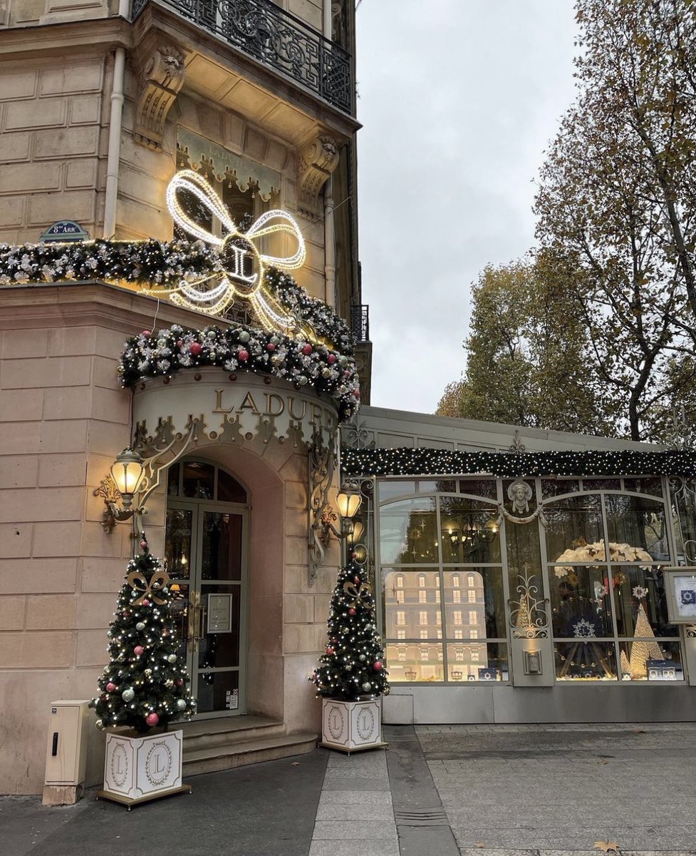 diorballerina's tweet photo. Christmas in the air in Paris https://t.co/aPGCw5vZ88