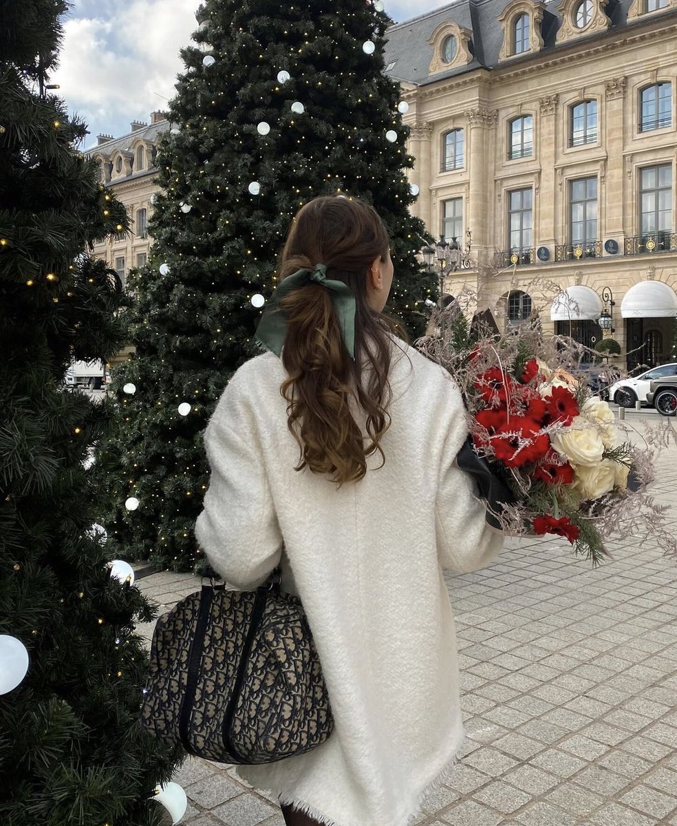 diorballerina's tweet photo. Christmas in the air in Paris https://t.co/aPGCw5vZ88
