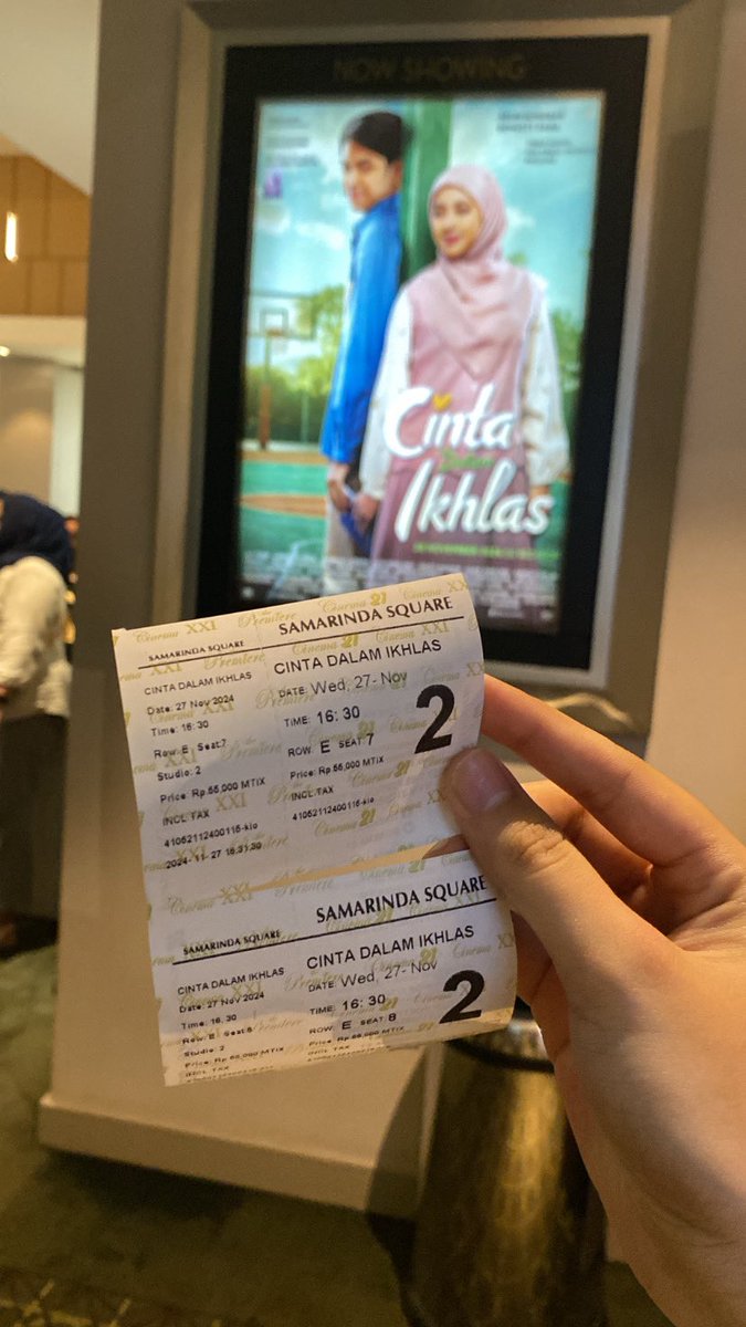 skyviewszzxy's tweet photo. cinta dalam ikhlas sebaguss itu euyy, smpe nonton 2 kalii🥹. ternyata pas ditonton lagi tetep bikin nangis dan ketawa,  makin banyak jg poin” yang bisa dimaknai. aslii ges bnyk bngt pelajaran dan kutipan makna ikhlas disini🤍  mumpung weekend cuss ke bioskop. https://t.co/5K8aeHiqPX