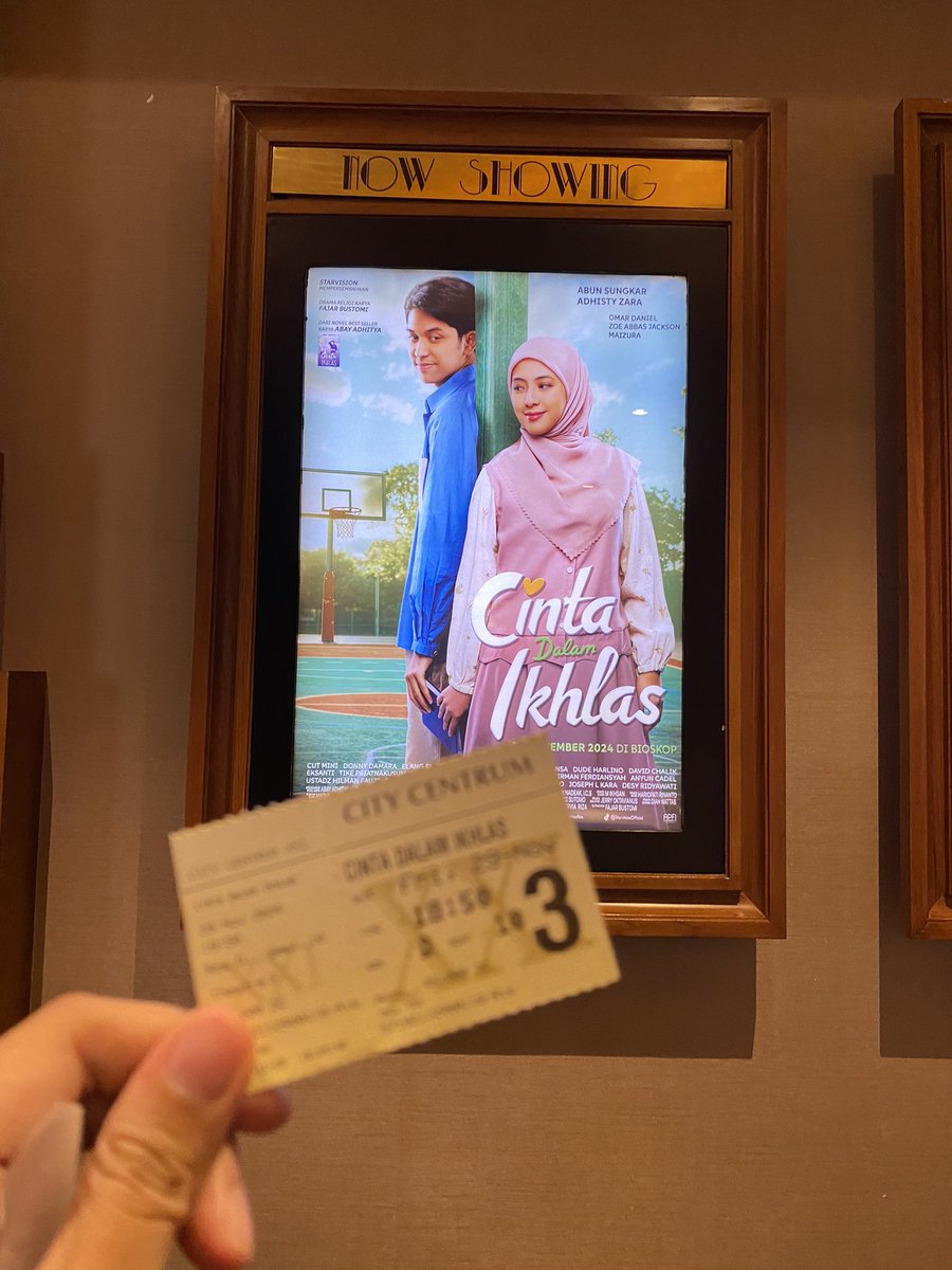 skyviewszzxy's tweet photo. cinta dalam ikhlas sebaguss itu euyy, smpe nonton 2 kalii🥹. ternyata pas ditonton lagi tetep bikin nangis dan ketawa,  makin banyak jg poin” yang bisa dimaknai. aslii ges bnyk bngt pelajaran dan kutipan makna ikhlas disini🤍  mumpung weekend cuss ke bioskop. https://t.co/5K8aeHiqPX