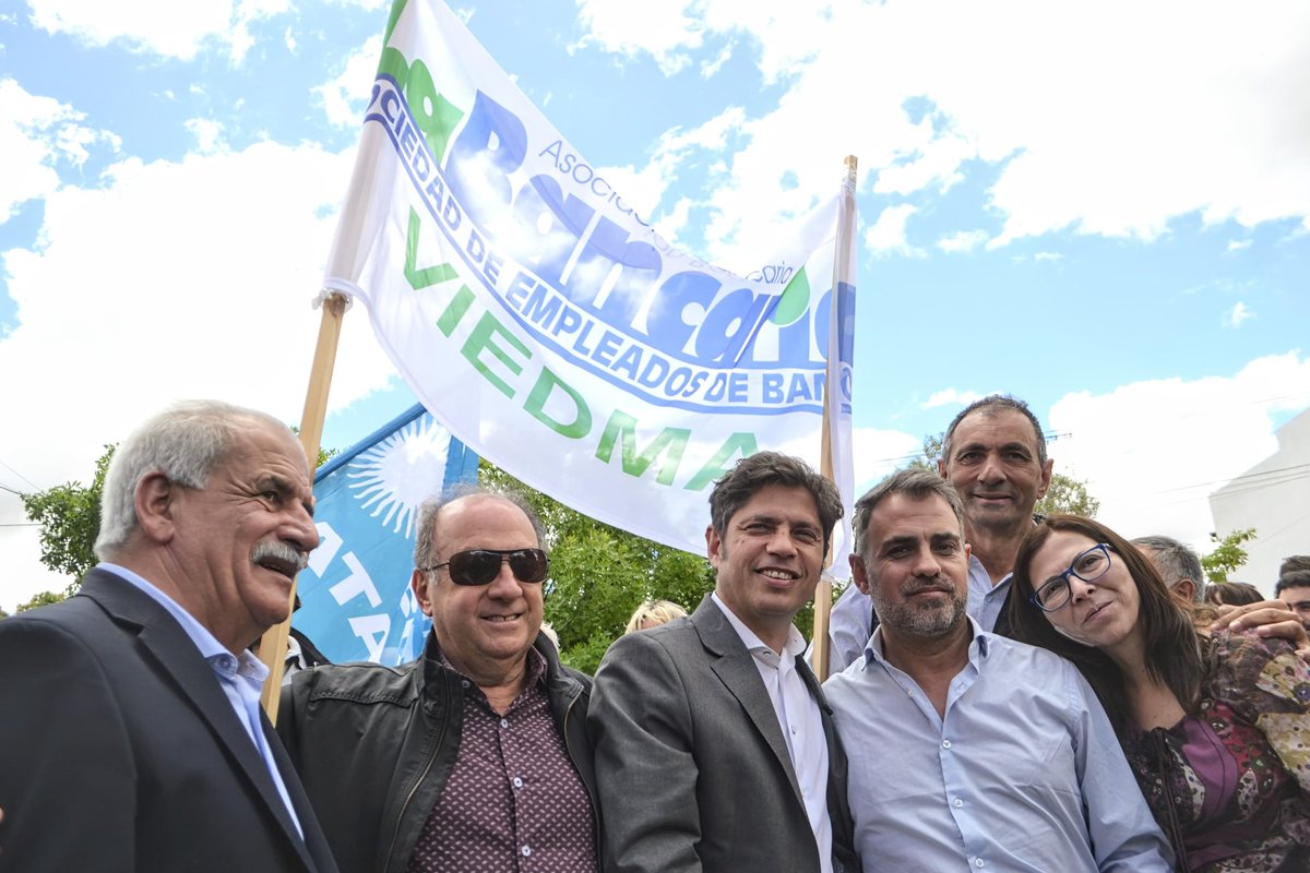 gabgodoybb's tweet photo. El gobernador @kicillofok visitó Patagones y junto al intendente Ricardo Marino inauguró el edificio del CEF N° 166.

También hizo entrega de escrituras a familias del distrito; notebooks de Conectar Igualdad Bonaerense; ambulancia y equipamiento para el Hospital Municipal de Stroeder y un módulo para la potabilización de agua.

Además se firmaron convenios para seguir fortaleciendo el trabajo articulado entre la @BAProvincia y el Municipio.