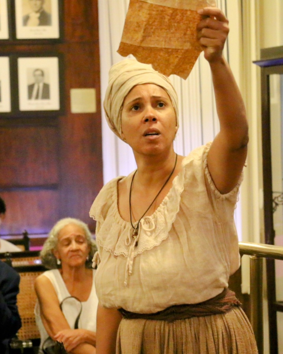 iabnacional's tweet photo. Interpretada pela atriz Soraia Arnoni, Esperança Garcia entrou pela primeira vez no plenário do IAB nesta quinta-feira (28/11), para tomar seu assento como membro da entidade jurídica mais antiga das Américas. A posse simbólica traz à instituição a pioneira na advocacia feminina. https://t.co/me1Q8kukFn