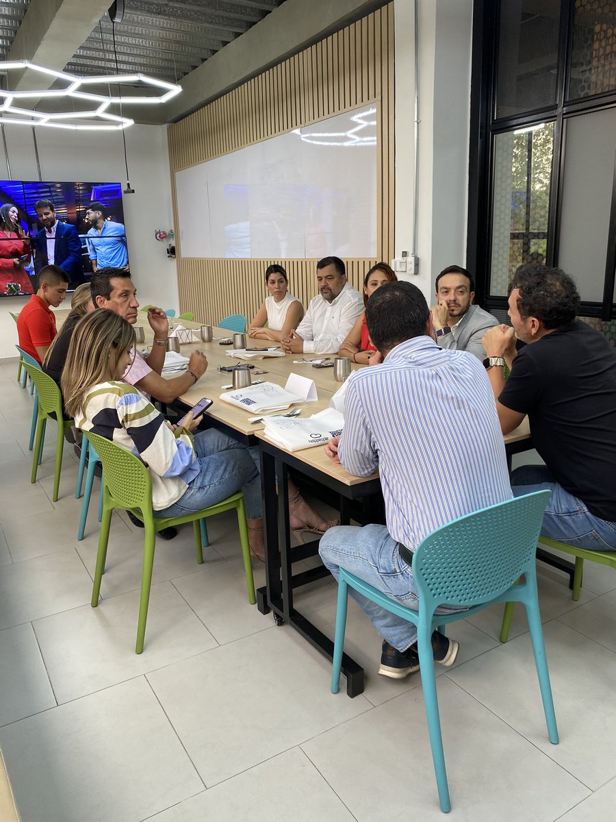 helppeoplecloud's tweet photo. Tuvimos en nuestras instalaciones a representantes de la @AlcaldiaDeCali encabezados por @DiegoHau Secretario de Gobierno y Melissa Vergara  Secretaria de @DEconomicoCali sobre cómo podemos seguir impactando positivamente nuestra ciudad a través de las fortalezas del sector #TIC https://t.co/lFpAavOwTl