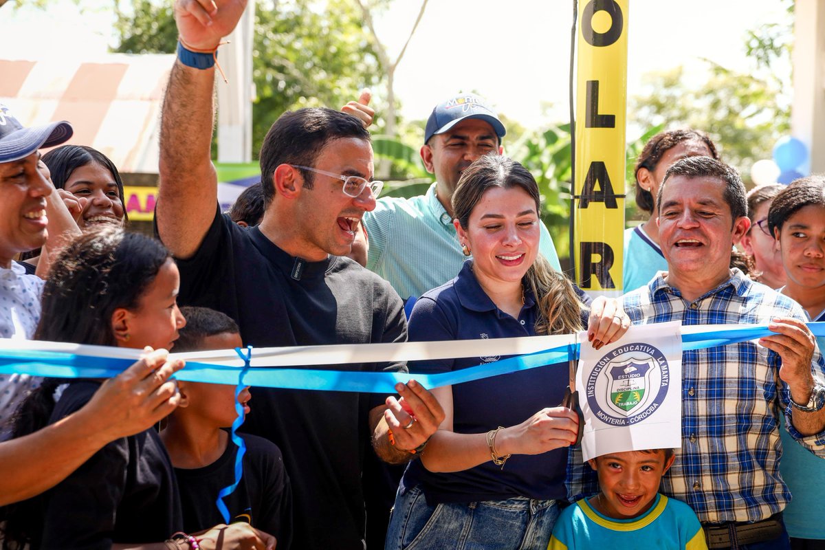 elinformanteCor's tweet photo. Alcaldía de Montería entregó sistema de energía solar en la IE La Manta

 El alcalde @kerguelenhugo y la gestora social, @dianasierram, entregaron este viernes el sistema de energía solar fotovoltaica instalado en la sede principal de la Institución Educativa La Manta, ubicada en este corregimiento monteriano.

El alcalde manifestó que el nuevo sistema de energía no convencional propiciará un mejor ambiente para la comunidad educativa, con lo cual se logrará mejor aprovechamiento de las actividades escolares, al tiempo que va a permitir un 50 % de ahorro en los costos.

El mandatario expresó que, al tener un mejor ambiente para recibir sus clases, mejorará el rendimiento de los alumnos, al tiempo que aprovechó para exaltar sus recientes logros. “Quiero felicitar al rector, los coordinadores, el cuerpo docente y los alumnos, ya que este año la IE La Manta subió 19 puntos su promedio en las pruebas Saber, con respecto al año 2023”, dijo.

La solución de energía que la comunidad educativa recibió oficialmente este 29 de noviembre está conformada por 30 módulos solares de 450 watt. Los módulos fotovoltaicos están soportados en una estructura metálica tipo cubierta, elevados a 5 metros del suelo, sobre una base en concreto. Además, se hizo reposición de todo el sistema eléctrico de la sede, lo que permitirá un mejor aprovechamiento por parte de la comunidad educativa. La inversión fue de $767.150.440.

Cabe recordar que el pasado 22 de octubre se entregó un sistema de energía solar de las mismas características en la IE Patio Bonito, mientras que el 10 de noviembre se hizo una entrega similar en la IE Pueblo Bujo. Estas obras comenzaron a construirse en la administración pasada. 

Un buen balance

De otro lado, el alcalde de Montería expresó a los presentes en la sede de la IE La Manta que, en materia educativa, en general, el balance es positivo. “Quiero felicitar al secretario de Educación municipal, Marino Gómez, porque todas esas tareas que establecimos en noviembre del año pasado las cumplió a cabalidad y ayer recibimos la grata noticia de que Montería es la mejor de la región Caribe en las pruebas Saber”, dijo la primera autoridad del municipio. 

Explicó que, a nivel nacional, Montería pasó del puesto 29 al puesto 24 en las mencionadas pruebas, que se hacen a los estudiantes de grado 11 de todo el país; el promedio de la ciudad subió 9 puntos. “Tenemos una premisa, vamos a hacer educación con equidad; no vamos a dejar a nadie atrás, estamos pasando de la retórica a la acción”, indicó. 

Por último, el alcalde Hugo Kerguelén manifestó que ya está en marcha el contrato, a través del cual se mejorarán las instalaciones de los colegios oficiales. Dijo que “en 2025, tendremos una revolución en materia de infraestructura educativa en Montería; ya tenemos iniciado el contrato por 46 mil millones de pesos para el mejoramiento de la infraestructura educativa del municipio; actualmente, se adelanta la fase de estudios y diseños”. Agregó que entre marzo y abril comenzarían a hacerse los trabajos en las sedes seleccionadas.

Todo esto se une a la dotación de puestos de estudio, que se han entregado este año, que favorece a 8.000 estudiantes. En 2025 se entregarán otros 8000 puestos para llegar a 32 mil puestos entregados en el cuatrienio.