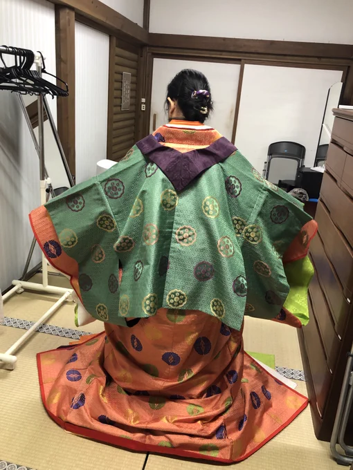 #光る君へ 実は先週、えさし藤原の郷  に十二単試着体験に行ってきたの。着物だけで15キロ。重かったよー。2時間くらい来てたけど、腰はだるくなるし腕は筋肉痛に。十二単の構造を知りたかったので、行って良かった。 