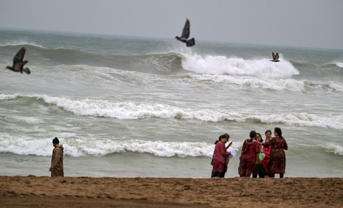 <a href="/SIVARAMAN74/">R SIVARAMAN</a> <a href="/LakshmiK06/">Lakshmi Immanuel</a> #CycloneFengal | Powerful tidal waves crashed against the shore at R K Beach in Visakhapatnam, driven by Cyclone Fengal. 
📷K R Deepak (<a href="/krdeepu18/">K R Deepak</a>)