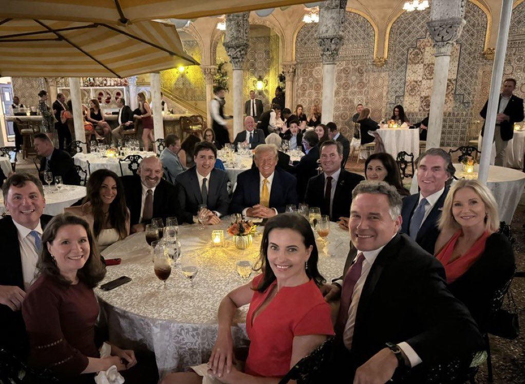 TrumpDailyPosts's tweet image. With an interesting special guest at the Trump head table at Mar-A-Lago