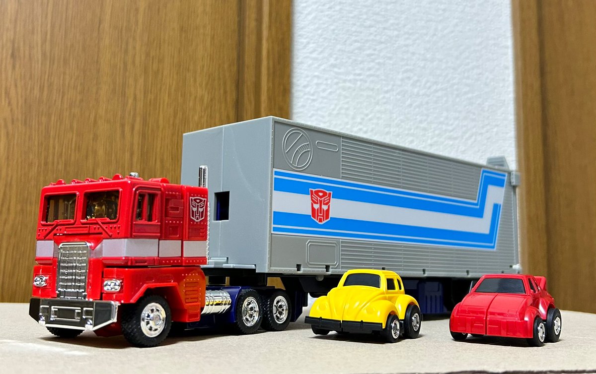 kumakomagoma's tweet image. ミッシングリンクのバンブルとクリフを開封。旧玩具とも比較。背中側から見るとその情報量の違いに驚きます！チョロQサイズにこれだけの可動を仕込むのは本当にすごいですね。脚部に武器を収納したまま変形できるのもありがたい。これはアニメ頭部のバンブルもほしい！ #Transformers