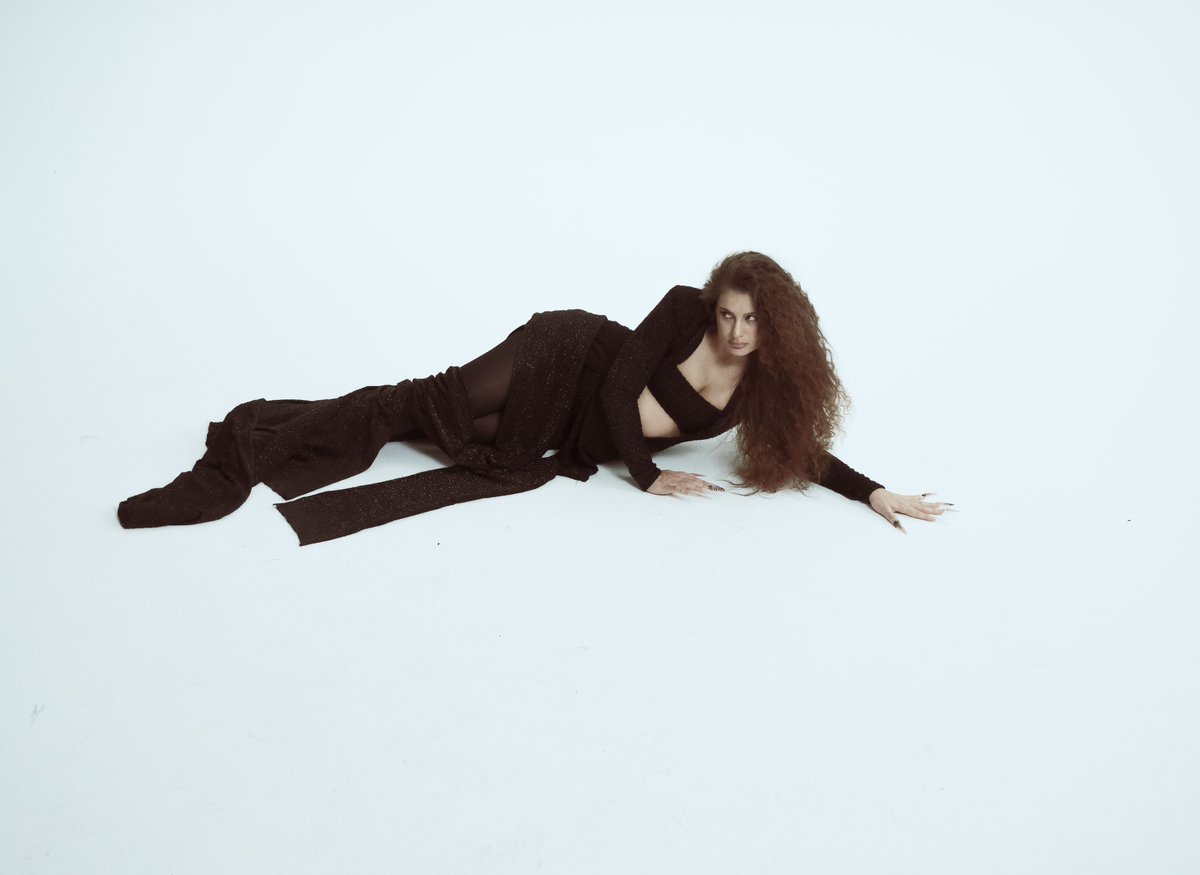 Atiye, uzun bir hazırlık sürecinin ardından #Anlayana isimli yeni teklisini yayınladı. Kliple hem müziği hem de anneliği kutluyor. ‘Anlayana’ enerjik vokalleri, salınan ritimleri ve hareketli yapısıyla sıra dışı bir dünyanın kapısını aralıyor. 🌀 <a href="/Atiye/">Atiye</a>