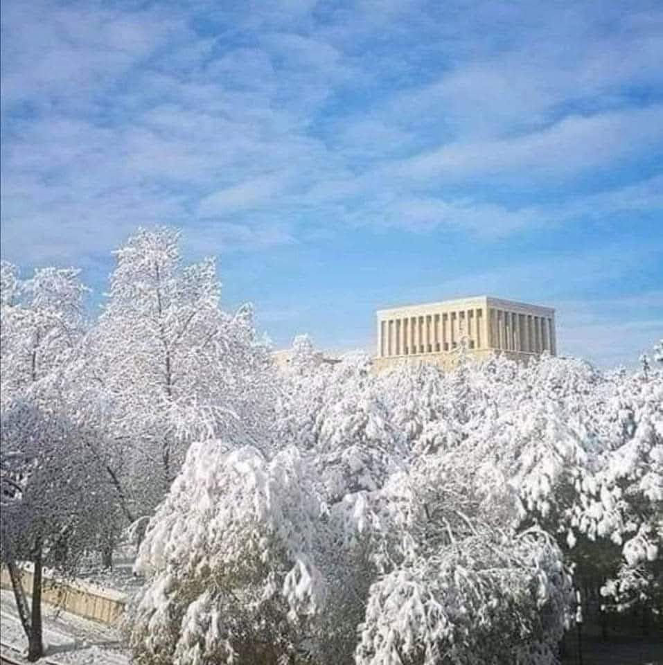 AliSere20's tweet photo. Manzarayı güzel yapan Anıtkabir'de yatan #ATAMIZ ❄️♥️ https://t.co/N9YW1nIlIM