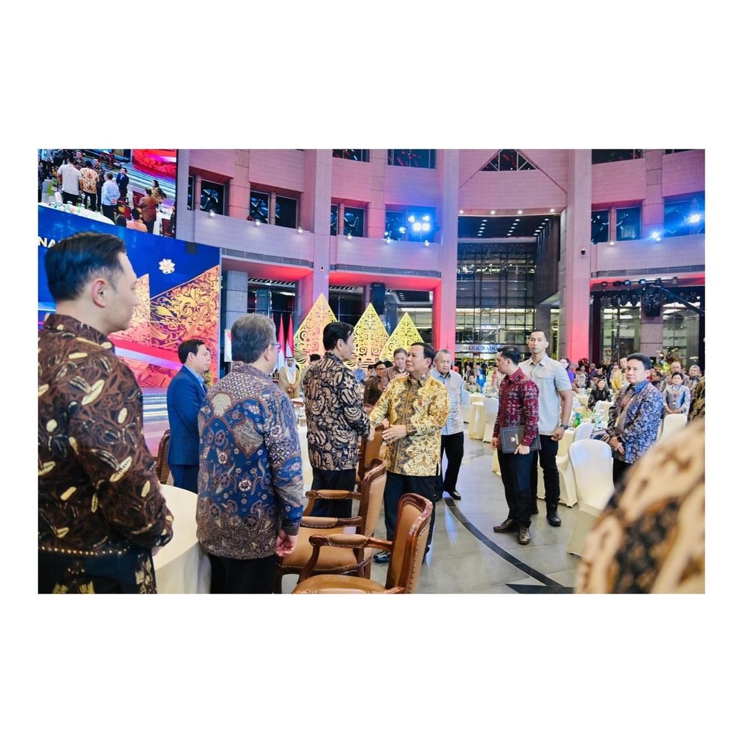 prabowo's tweet image. Kita harus bertekad menciptakan pemerintah yang bersih karena di mana-mana pemerintah bersih itu yang menjamin kemakmuran.

Kita harus jaga uang rakyat, kita harus bijak, kita harus bertanggung jawab karena ini adalah darah dan keringat rakyat Indonesia, darah dan keringat…