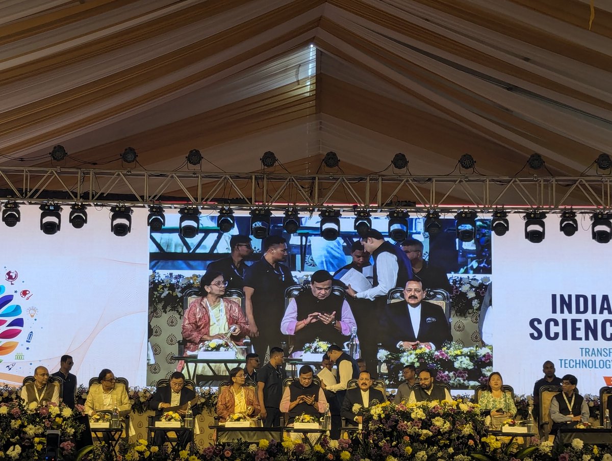 #IISF2024 | Union Science and Technology Minister <a href="/DrJitendraSingh/">Dr Jitendra Singh</a>, Assam Chief Minister <a href="/himantabiswa/">Himanta Biswa Sarma</a> and DG <a href="/CSIR_IND/">CSIR, India</a> Dr N Kalaiselvi light the lamp during the inauguration of 4-day event