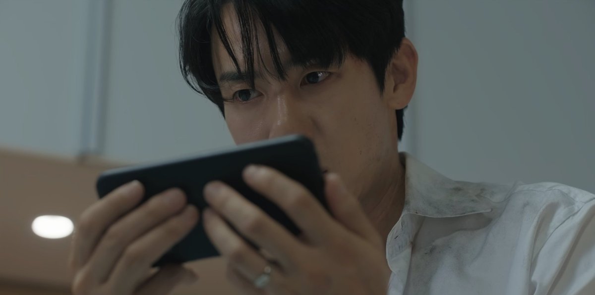 nophiasandverb's tweet photo. Baek Saeon never taking off his wedding ring no matter what happens always so attractive, and the way the camera always highlighted the ring, I love the details

#WhenThePhoneRingsEp3 #WhenThePhoneRings https://t.co/jF7SXej6e8