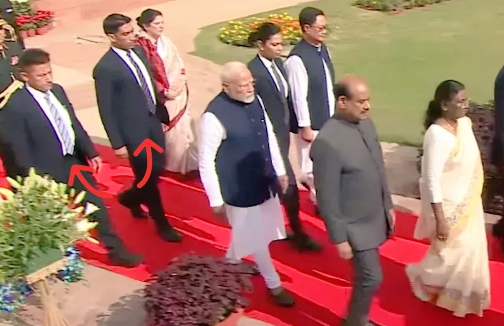 गलत दावे के साथ प्रधानमंत्री नरेंद्र मोदी की सुरक्षा में तैनात महिला SPG कमांडो की तस्वीर सोशल मीडिया पर वायरल हो रही है, 

पहली तस्वीर में जो महिला प्रधानमंत्री के साथ है वह SPG कमांडो नहीं है। 

ये महिला हमारे देश की राष्ट्रपति जी की PSO हैं। दूसरी तस्वीर देखिये, समझ आ जाएगा।