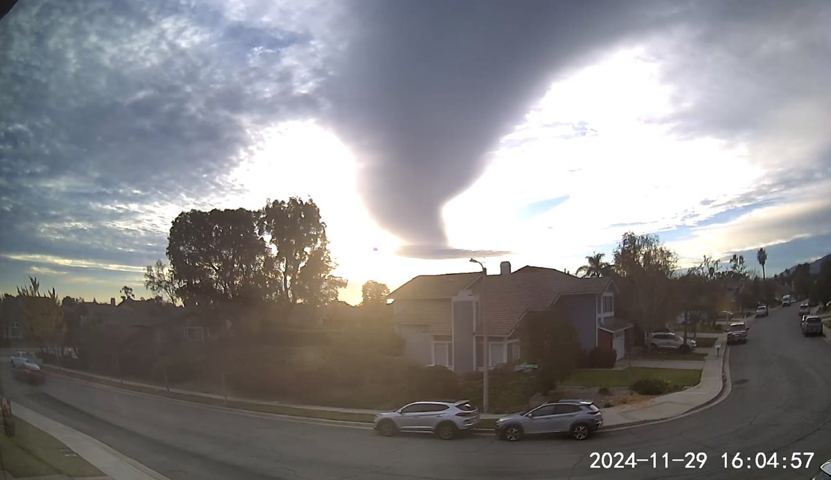 JennCurmacho's tweet photo. @NWSSanDiego Weird cloud formation this afternoon! https://t.co/ZnXxbDptzE